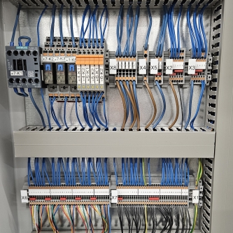 Detailansicht des Schaltschranks der Beschichtungsanlage